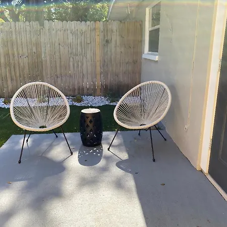 Modern Retreat - 8 Mins To Beach, Queen Bed, Free Parking